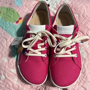 New- Girls Birkenstocks size 34 (about a youth size 2 or so)